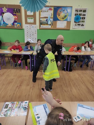 policjanci w trakcie spotkania z dziećmi